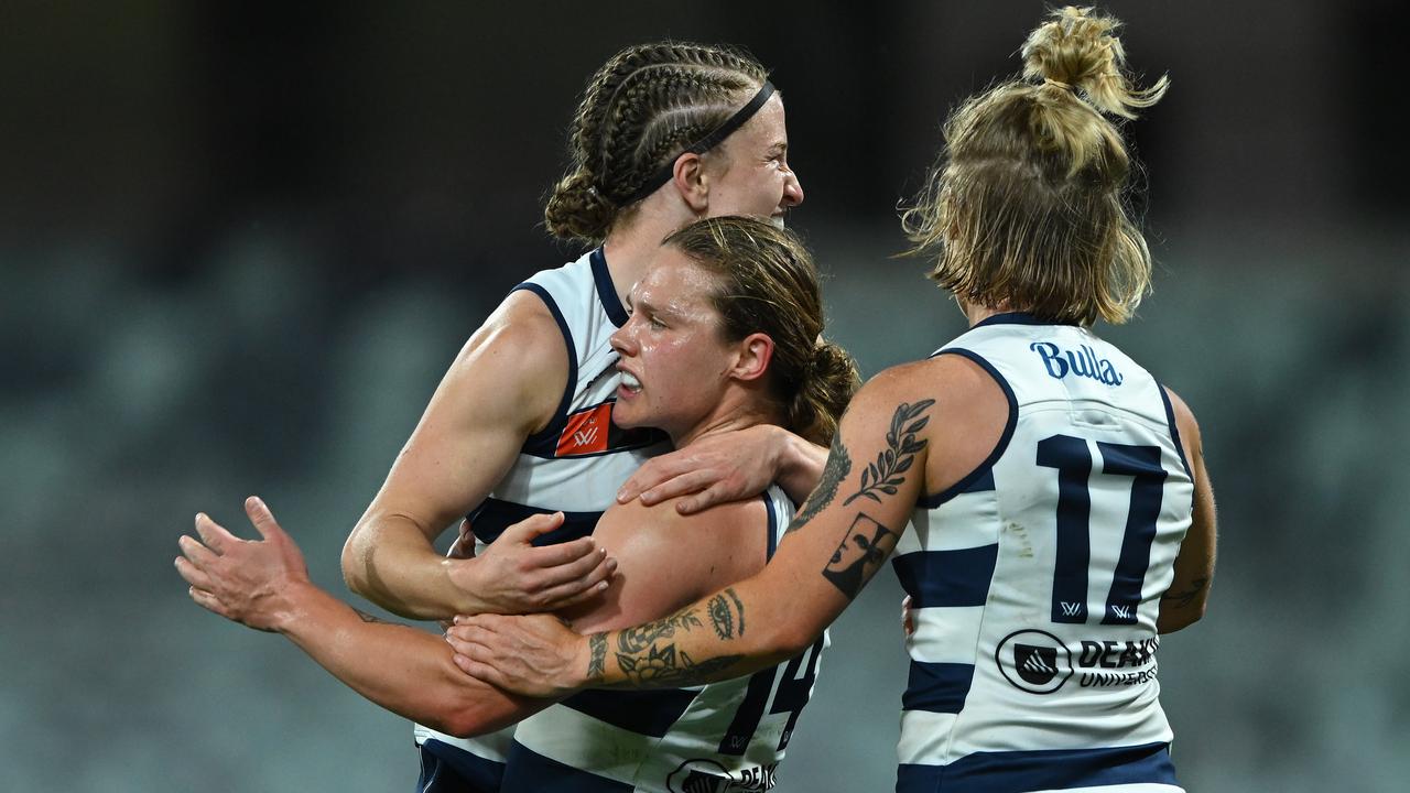 Chloe Scheer of Geelong (centre)