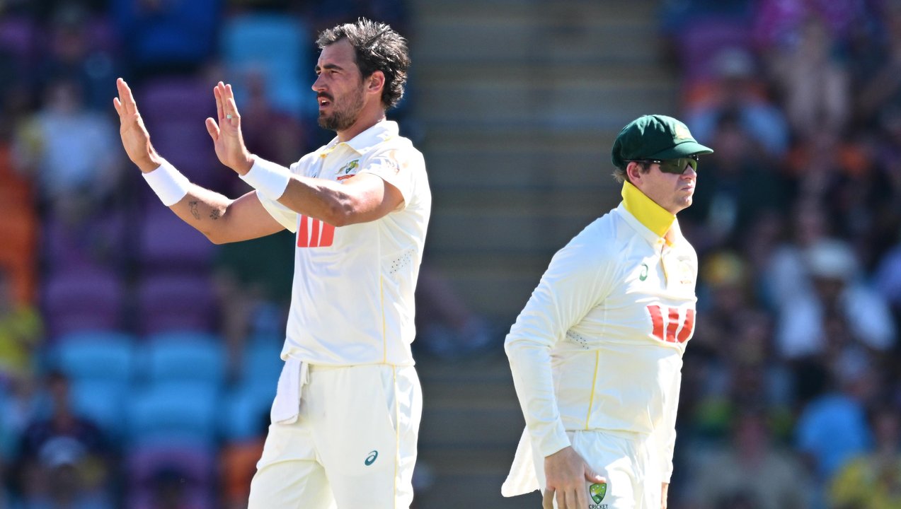 (L-R) Mitchell Starc and Steve Smith.
