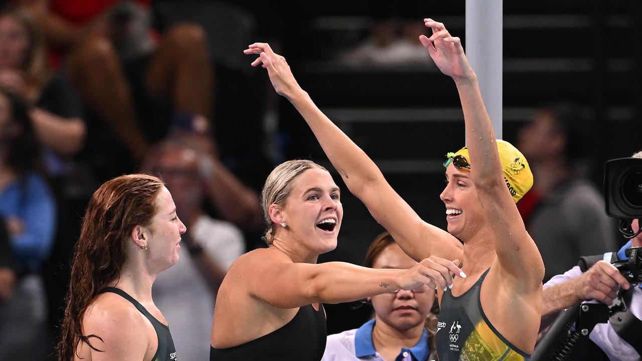 (L-R) Australian swimmers Mollie O'Callaghan