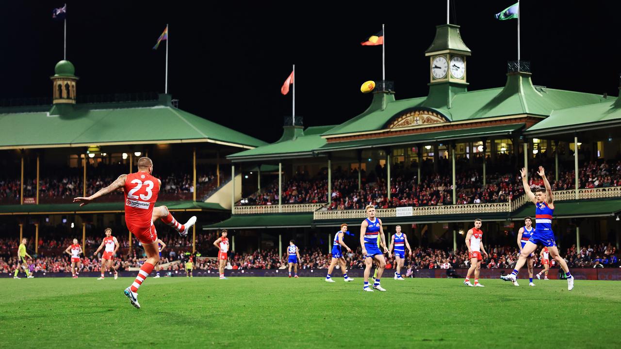 Lance Franklin of the Swans attempts a kick at goal