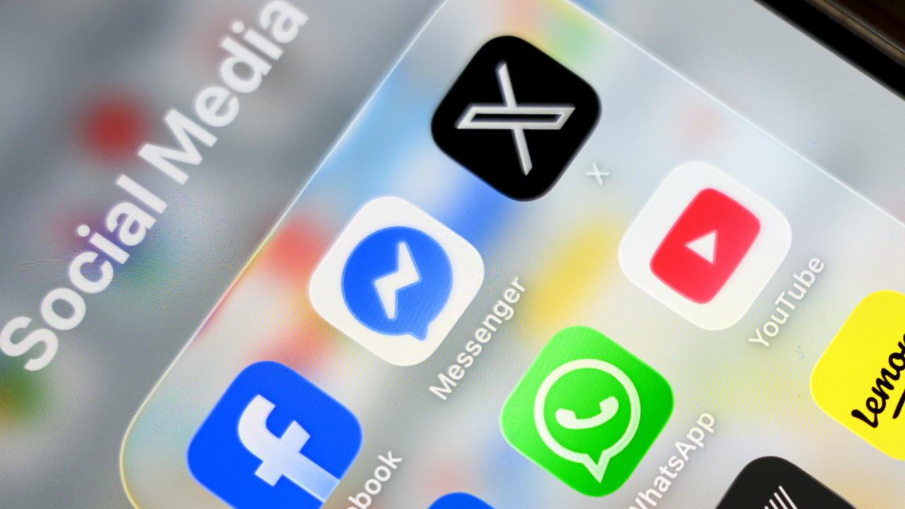 SOCIAL MEDIA APPS STOCK