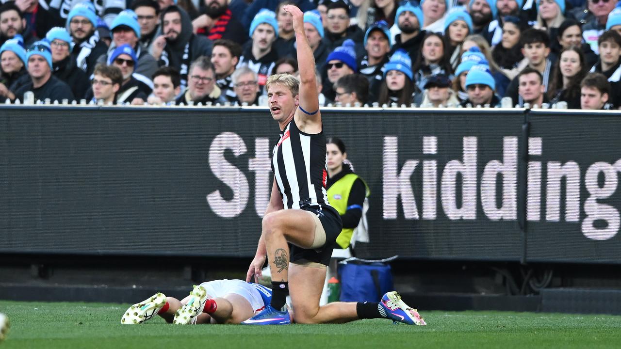 Billy Frampton calls for help after Brody Mihocek's injury.