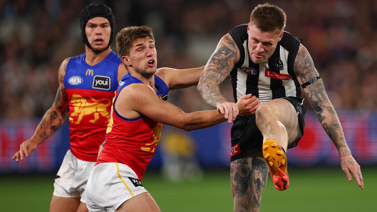 Collingwood's Jordan De Goey get a kick away