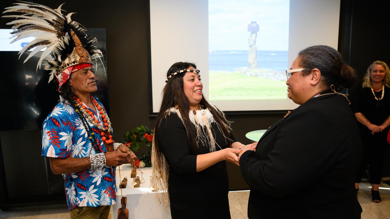 Rapa Nui representatives with museum staff