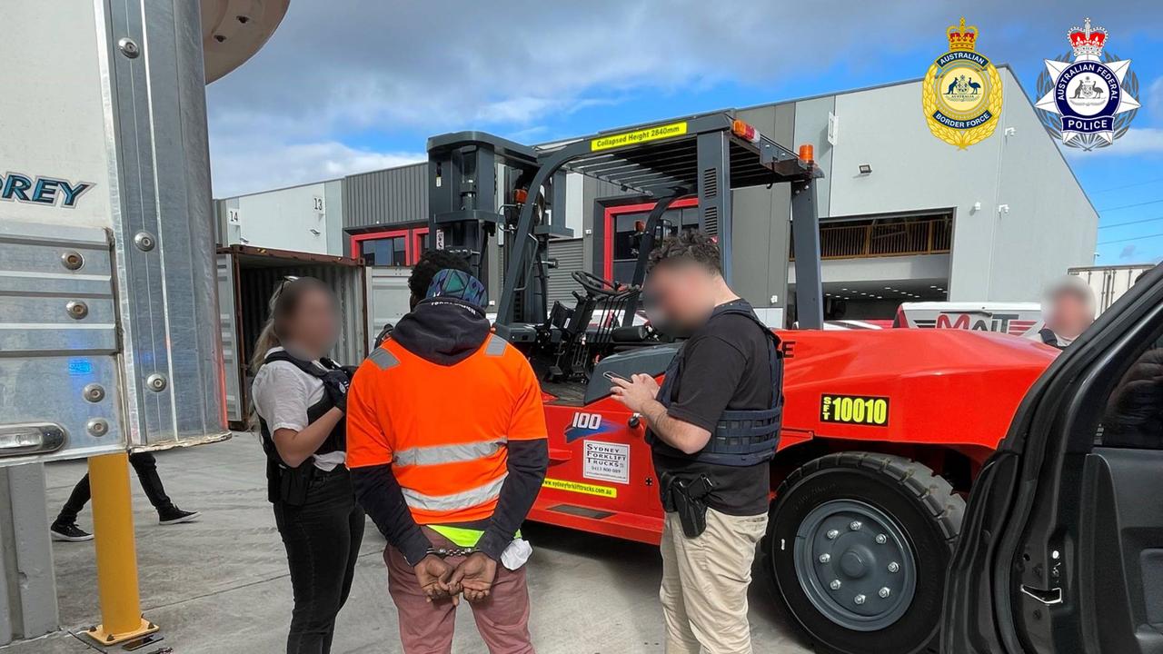 Arrest at the warehouse (file)