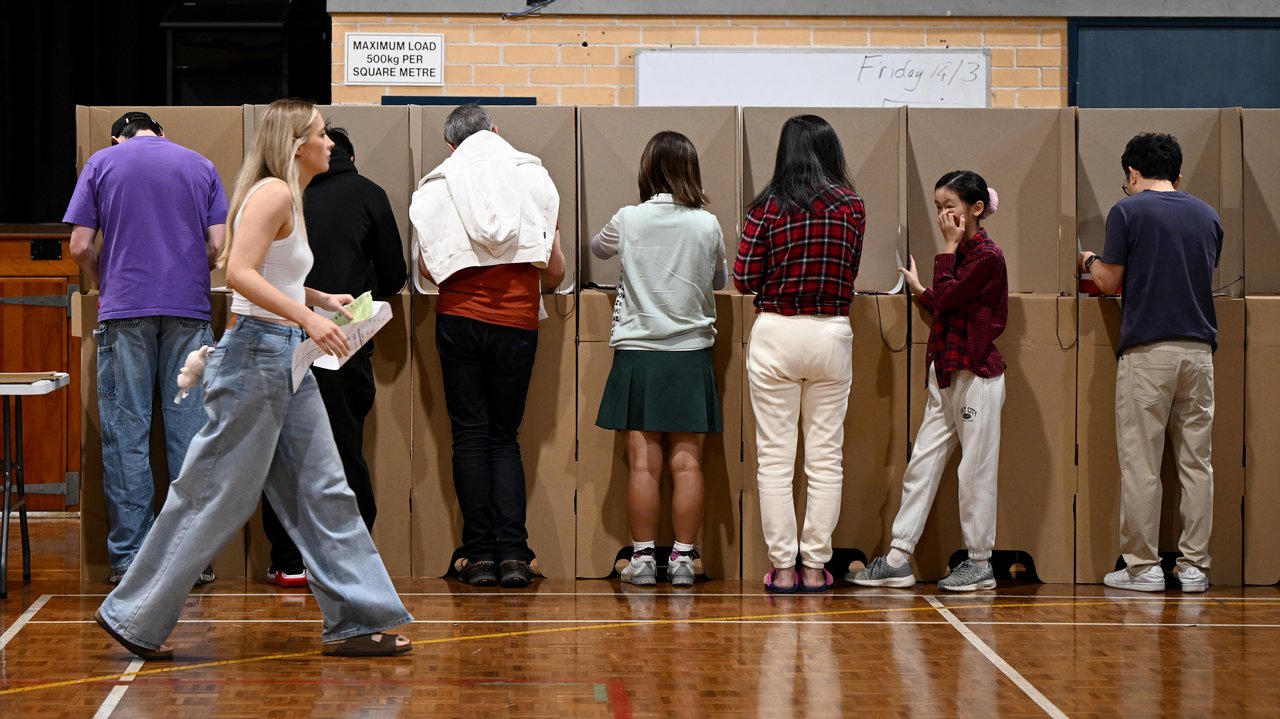 People voting