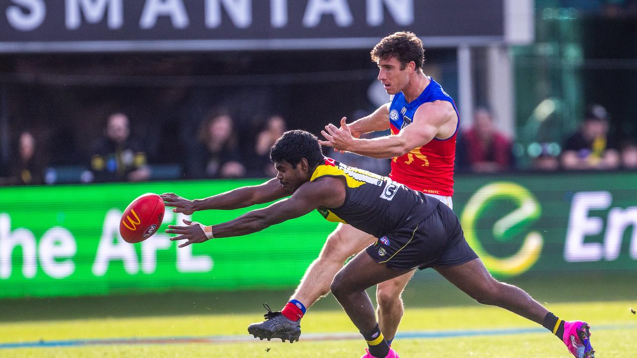 Richmond's Maurice Rioli does his best to spoil Noah Ainswerth kick.