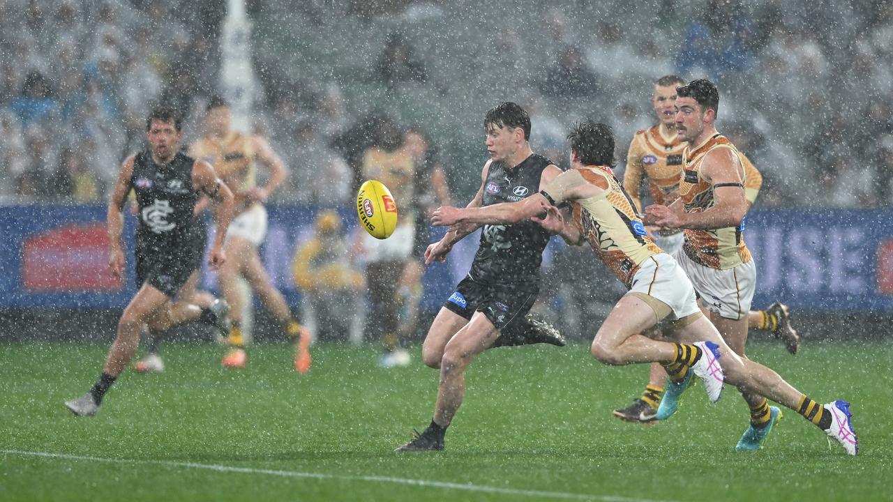 Sam Walsh  of Carlton kicks