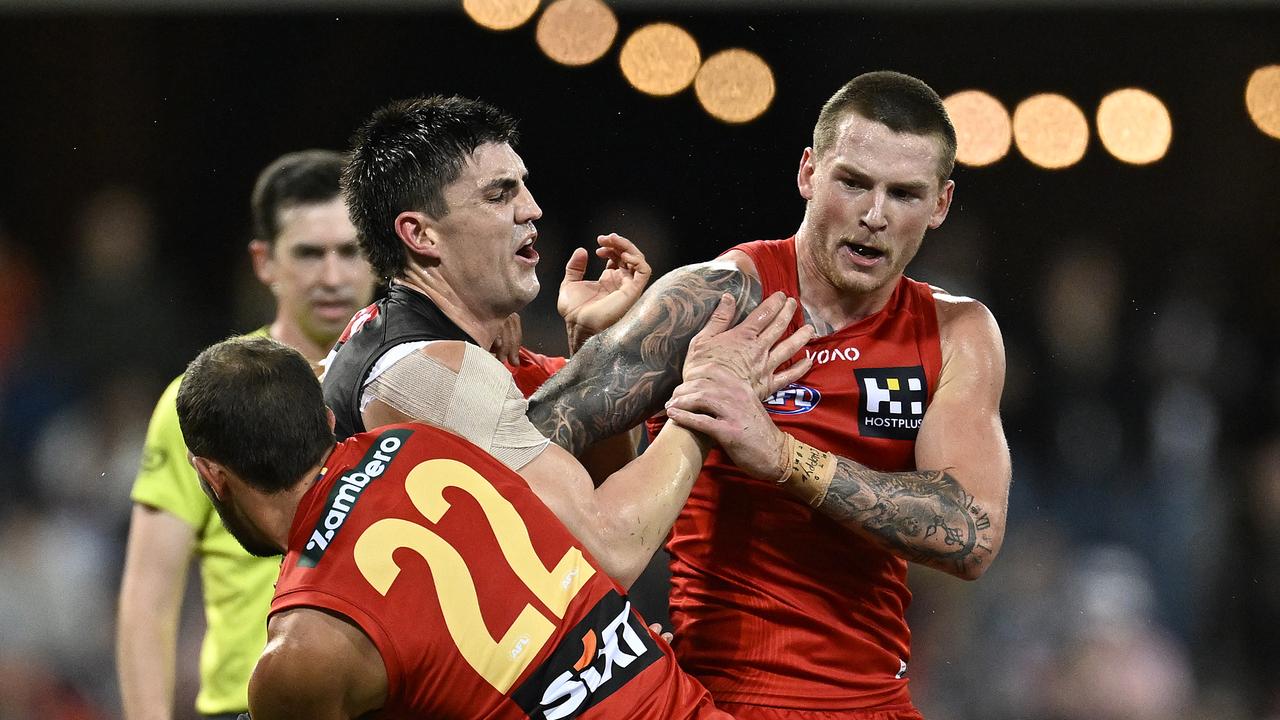 Suns' Ben Long (left)