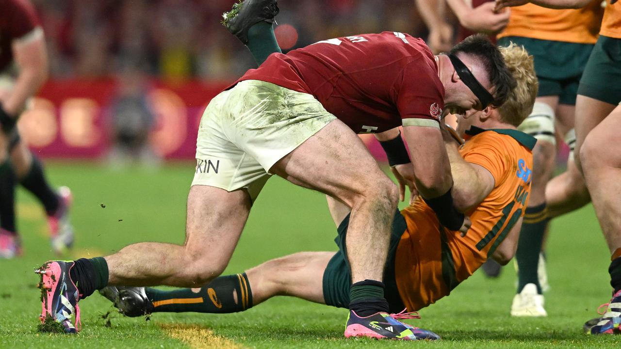 (L-R) Tom Curry tackles Tom Lynagh.