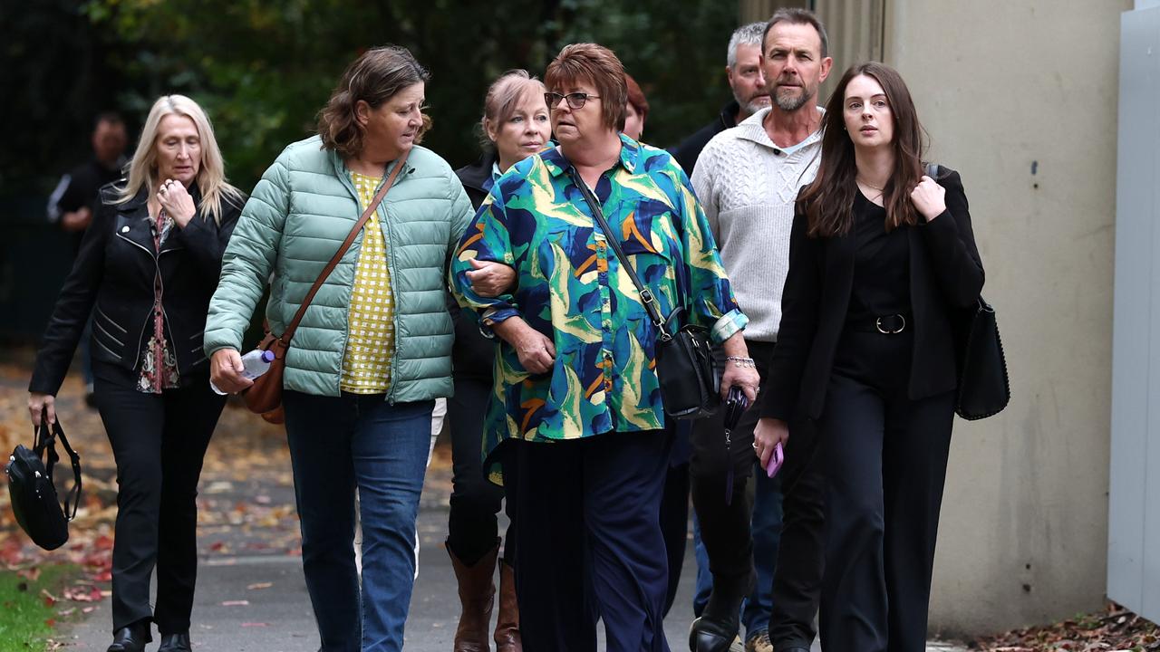 Sisters Lois Kirk, Dianne Thompson and family